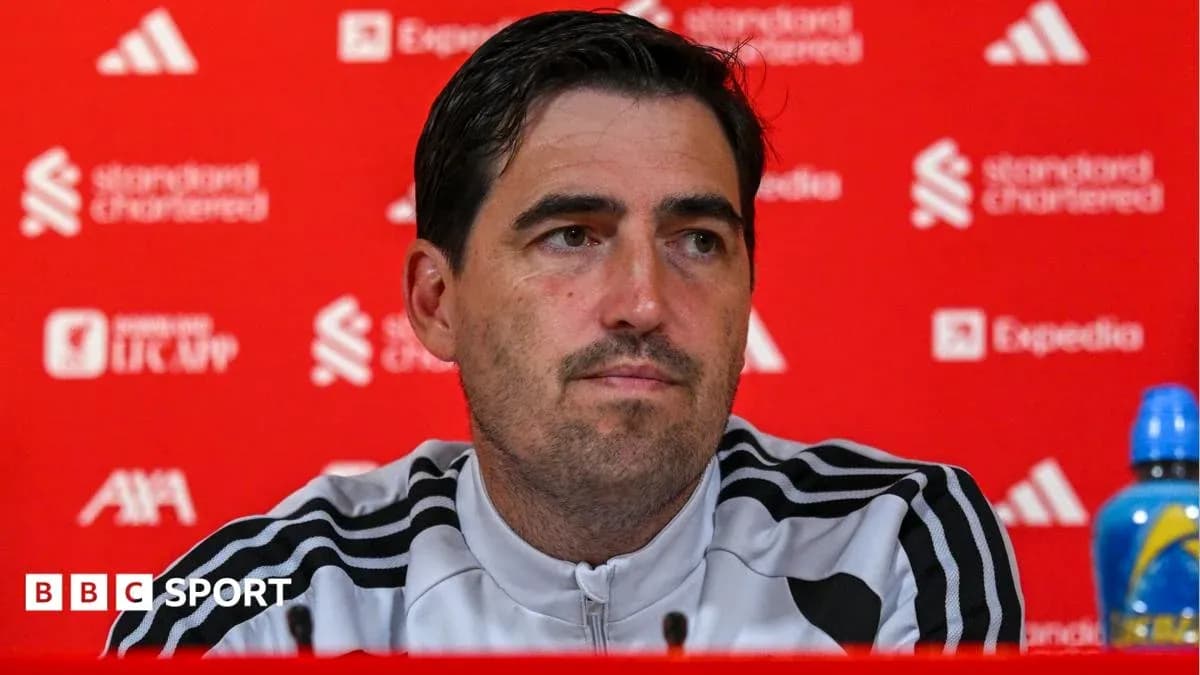 Entrenador en conferencia de prensa con fondo rojo Entrenador en conferencia de prensa con fondo rojo