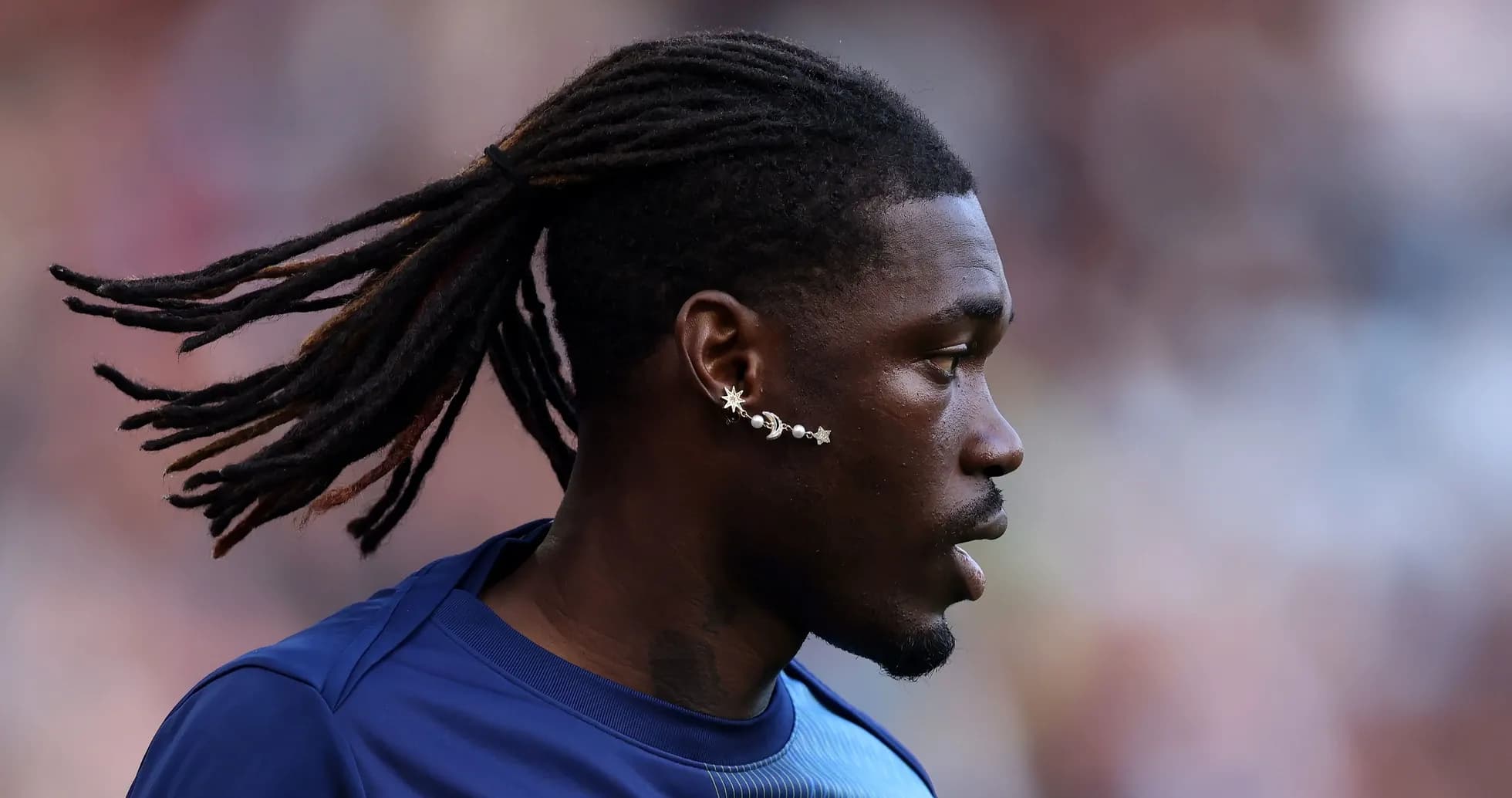 Jugador con trenzas y arete en el entrenamiento Jugador con trenzas y arete en el entrenamiento