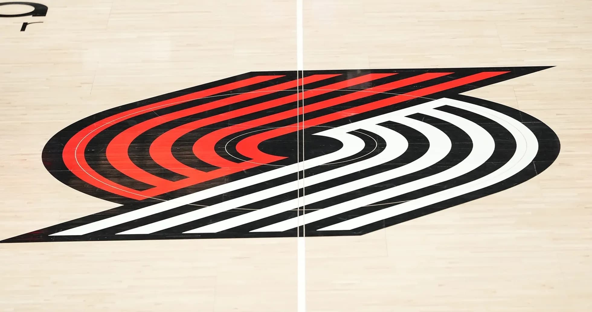 Logotipo de Portland Trail Blazers en la cancha Logotipo de Portland Trail Blazers en la cancha
