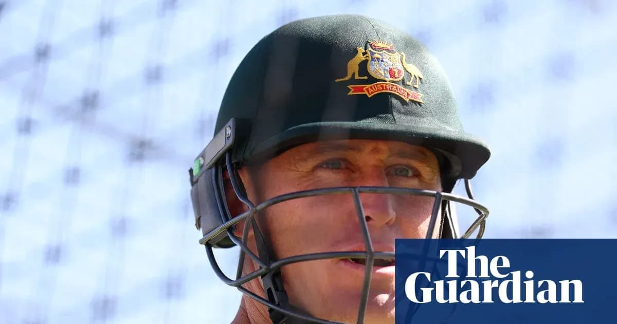 Jugador de cricket con casco en entrenamiento Jugador de cricket con casco en entrenamiento