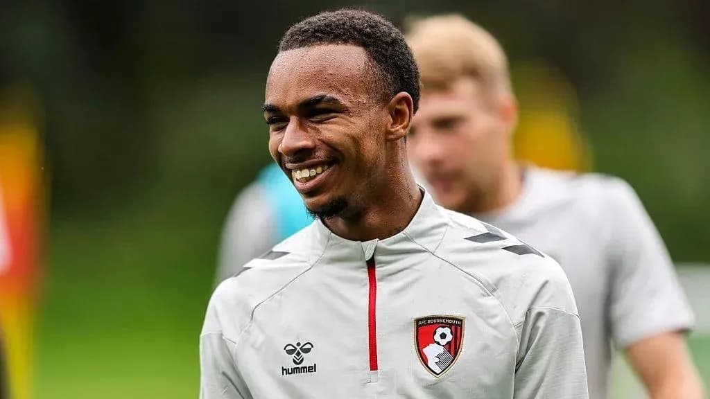 Jugador de AFC Bournemouth sonriendo en entrenamiento Jugador de AFC Bournemouth sonriendo en entrenamiento