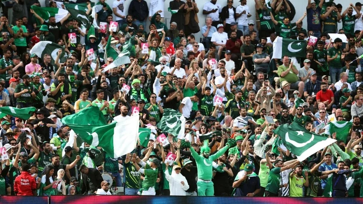 Aficionados de Pakistán celebrando en el estadio Aficionados de Pakistán celebrando en el estadio