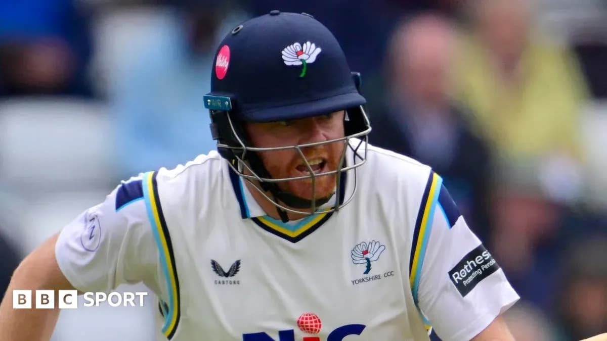 Jugador de cricket de Yorkshire en acción Jugador de cricket de Yorkshire en acción