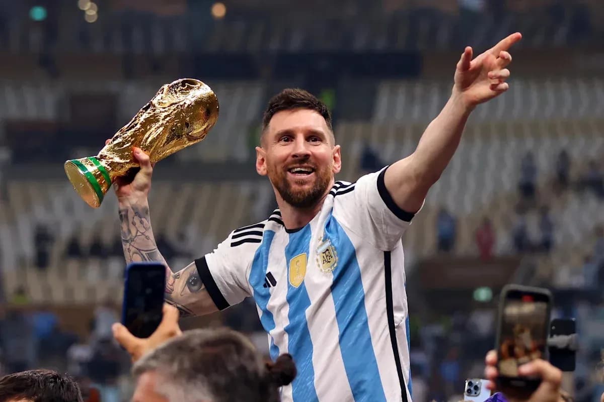Jugador levantando el trofeo de la Copa del Mundo Jugador levantando el trofeo de la Copa del Mundo