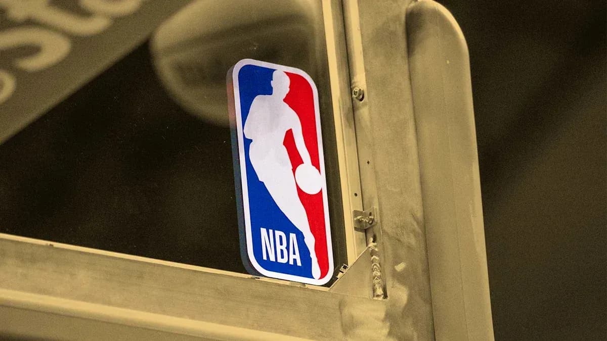 Logotipo de la NBA en una superficie metálica Logotipo de la NBA en una superficie metálica