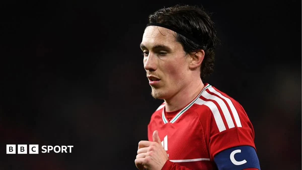 Jugador con cinta de capitán en camiseta roja Jugador con cinta de capitán en camiseta roja