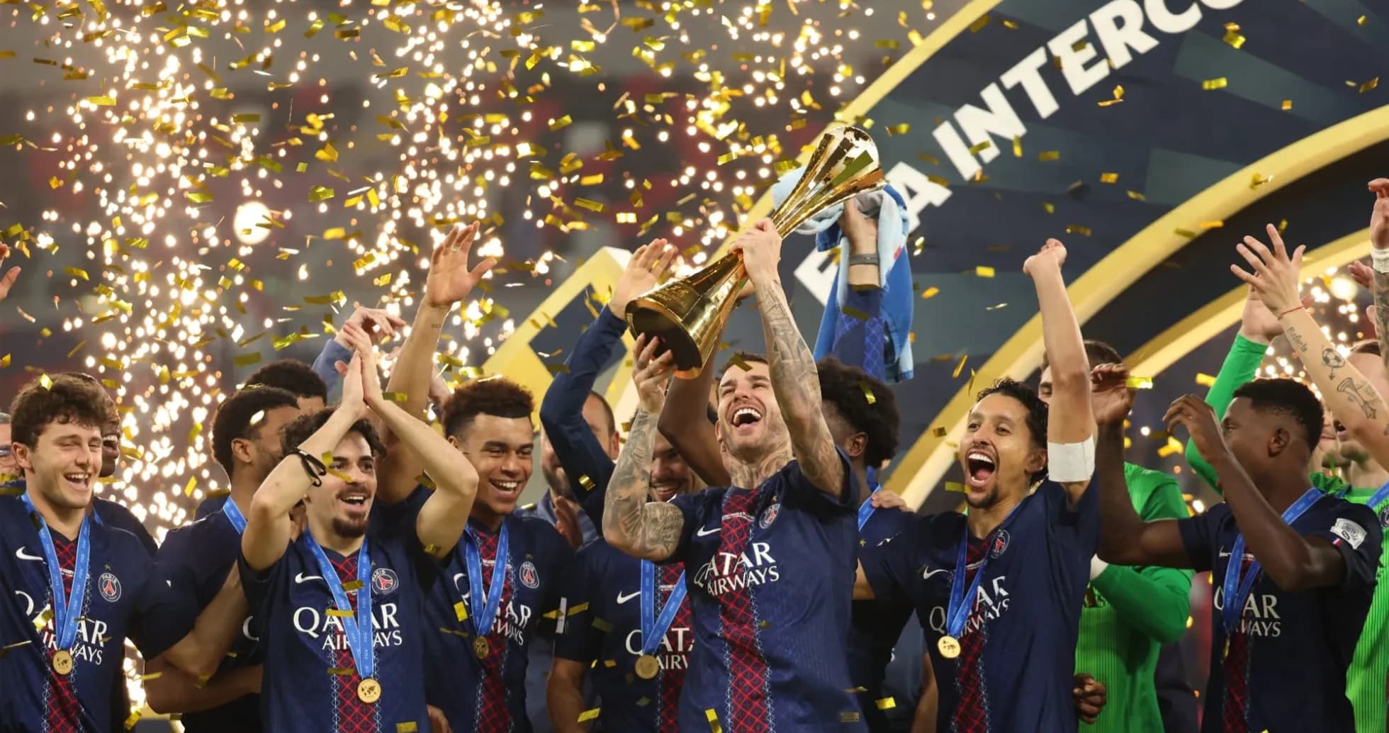 Jugadores del PSG celebrando con el trofeo Jugadores del PSG celebrando con el trofeo