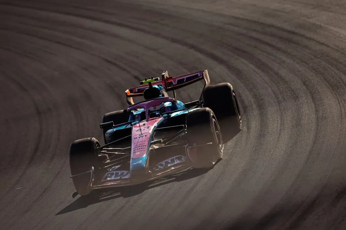 Coche de Fórmula 1 tomando una curva en pista Coche de Fórmula 1 tomando una curva en pista