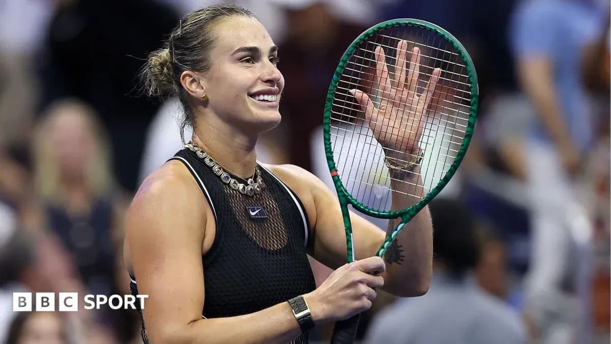 Jugadora de tenis saludando con raqueta en mano Jugadora de tenis saludando con raqueta en mano