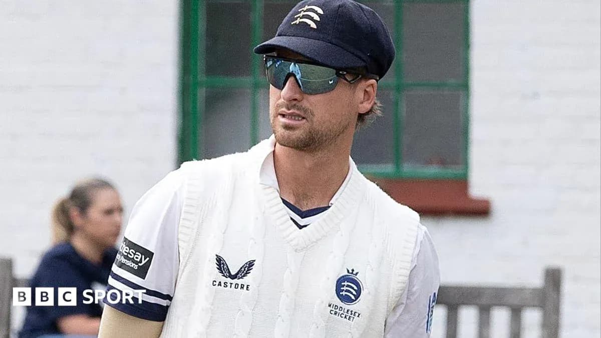 Jugador de cricket con uniforme de Middlesex en el campo Jugador de cricket con uniforme de Middlesex en el campo