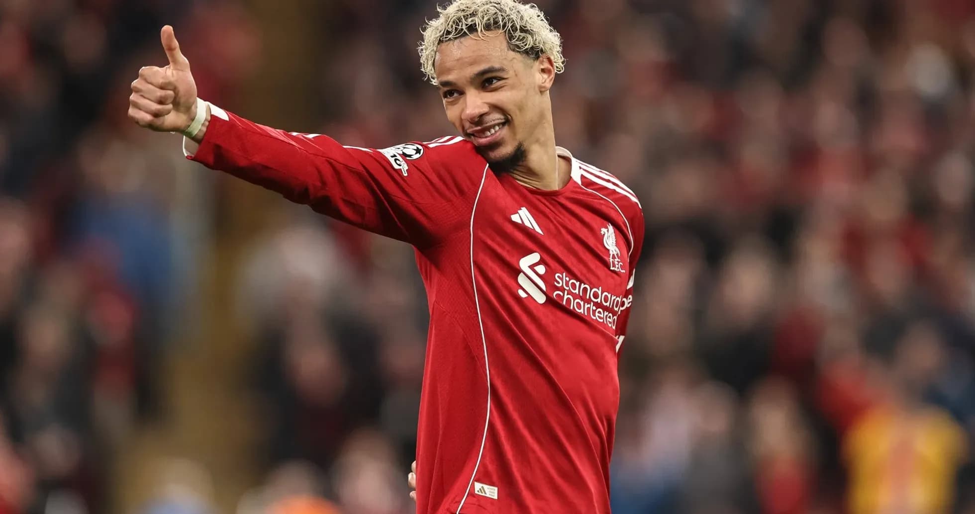 Jugador de Liverpool celebrando con pulgar hacia arriba Jugador de Liverpool celebrando con pulgar hacia arriba