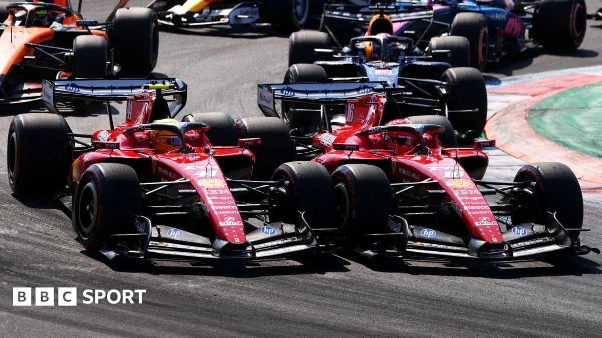 Dos coches Ferrari compitiendo en una curva Dos coches Ferrari compitiendo en una curva