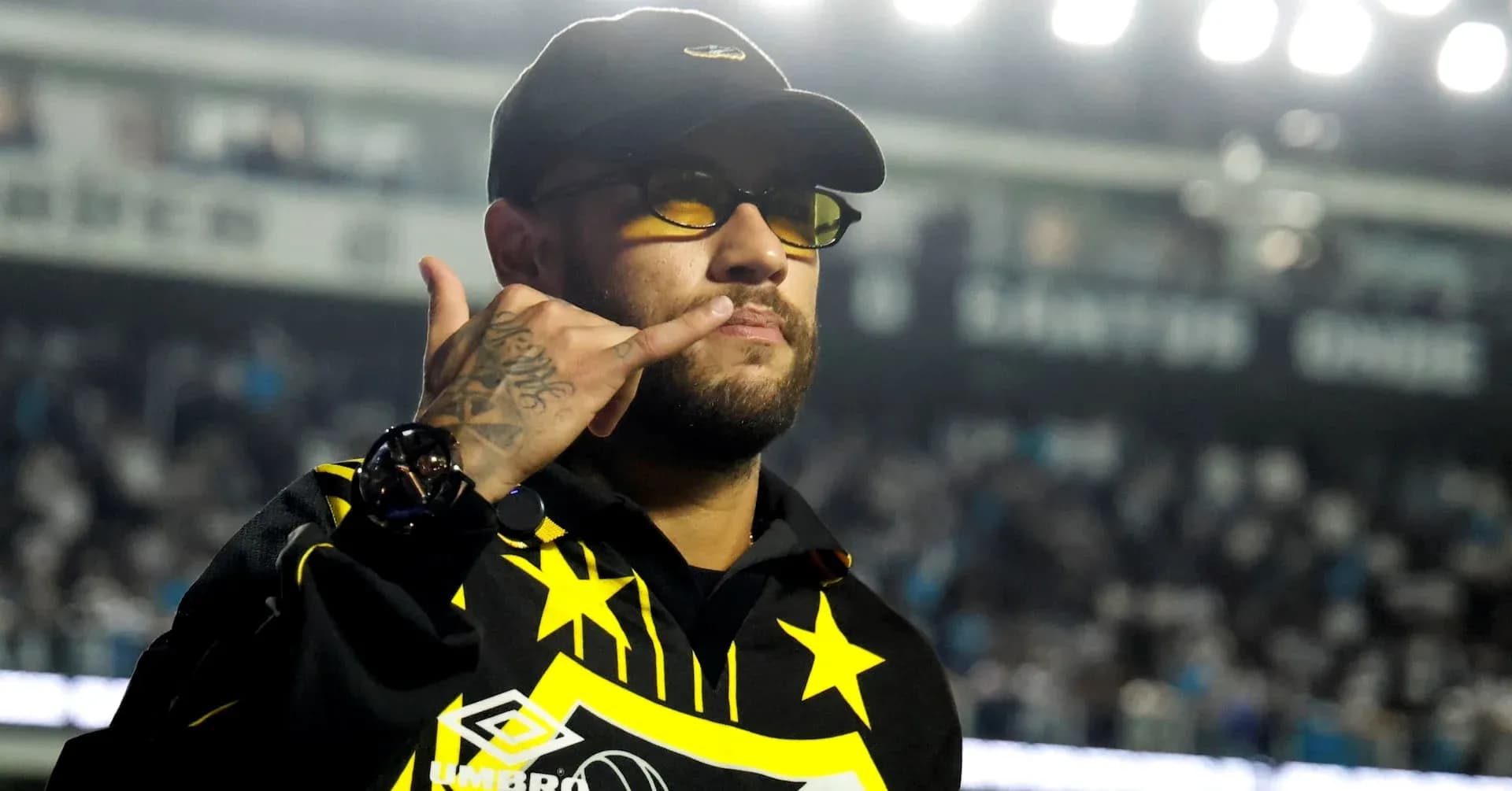 Jugador con gafas haciendo un gesto de llamada Jugador con gafas haciendo un gesto de llamada