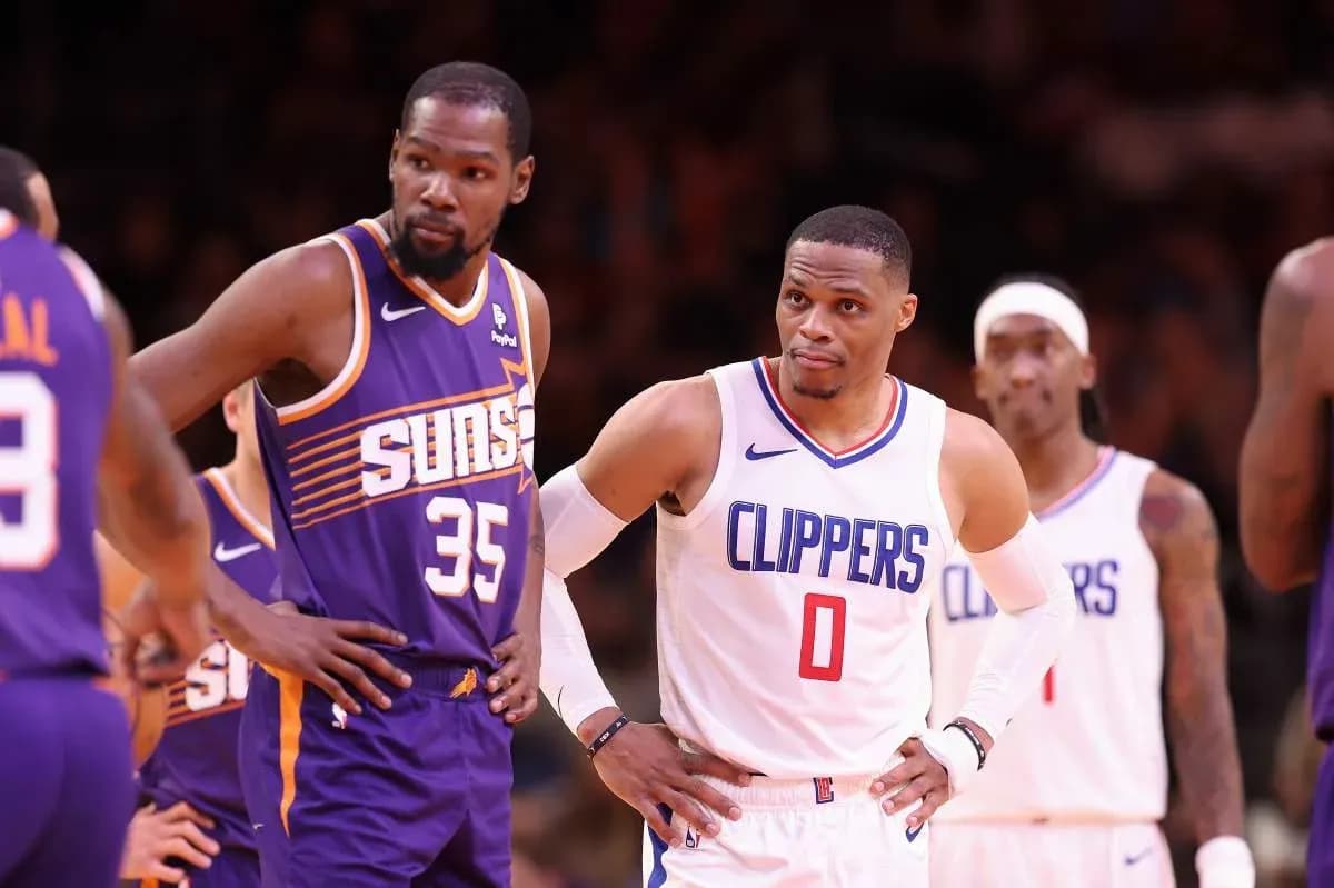 Jugadores de NBA en la cancha durante un partido Jugadores de NBA en la cancha durante un partido