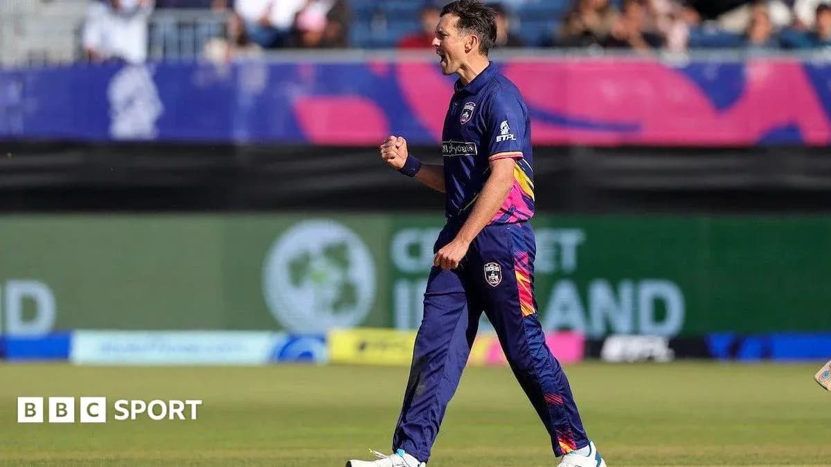 Jugador de cricket celebrando un wicket en el campo Jugador de cricket celebrando un wicket en el campo