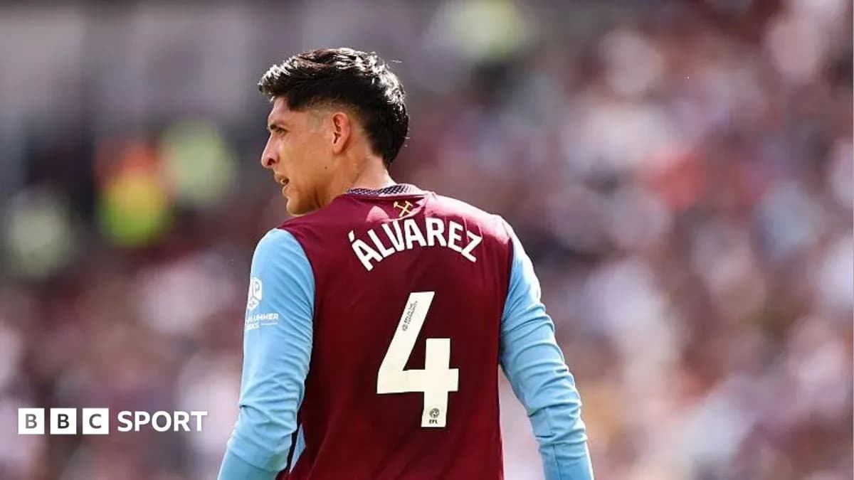 Jugador de fútbol Álvarez con camiseta número 4 Jugador de fútbol Álvarez con camiseta número 4
