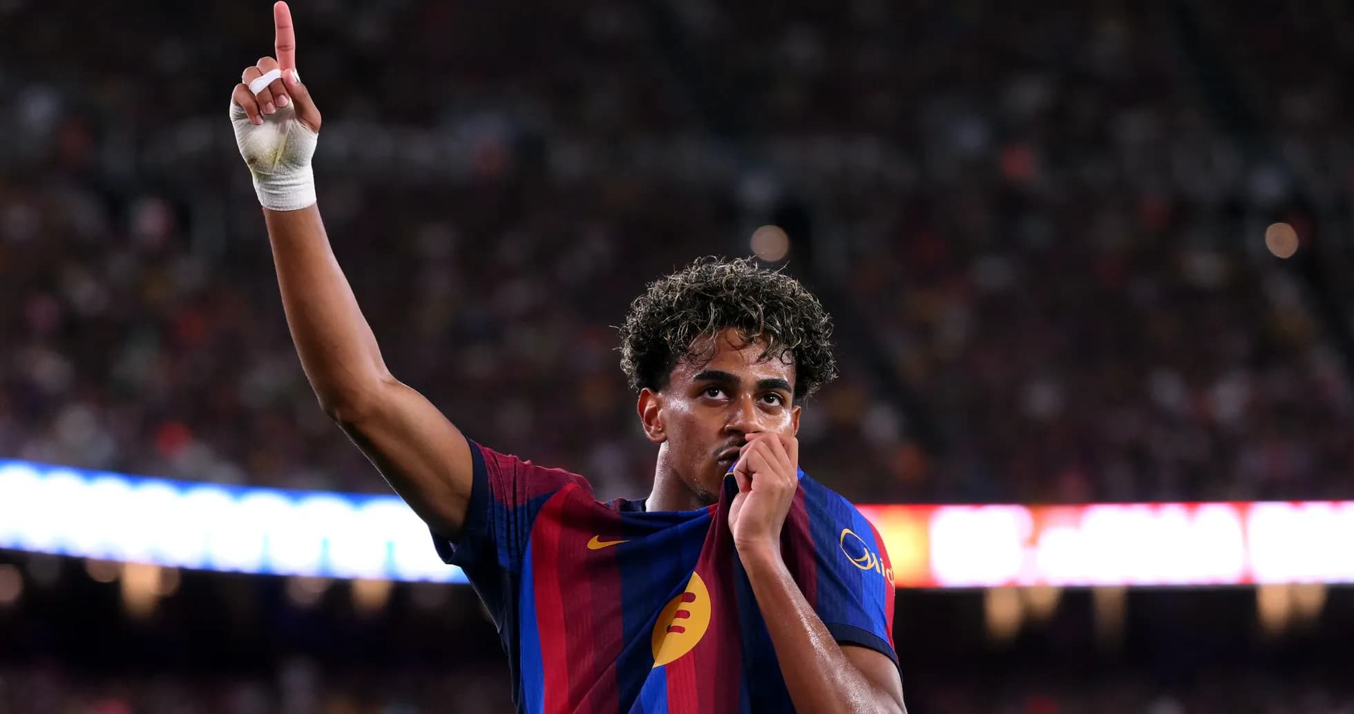 Jugador de Barcelona celebrando con camiseta levantada Jugador de Barcelona celebrando con camiseta levantada