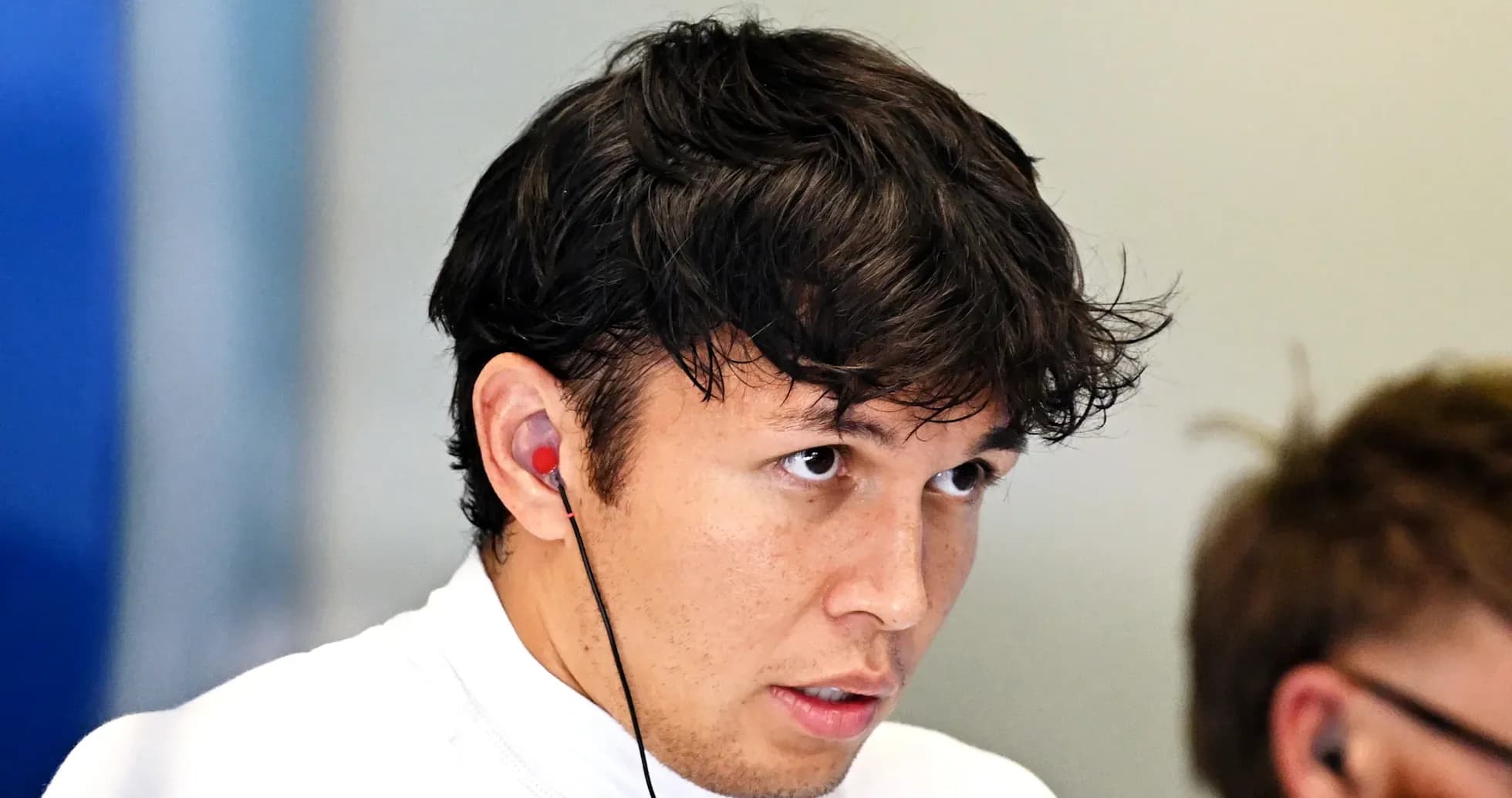 Piloto concentrado con auriculares en el garaje Piloto concentrado con auriculares en el garaje