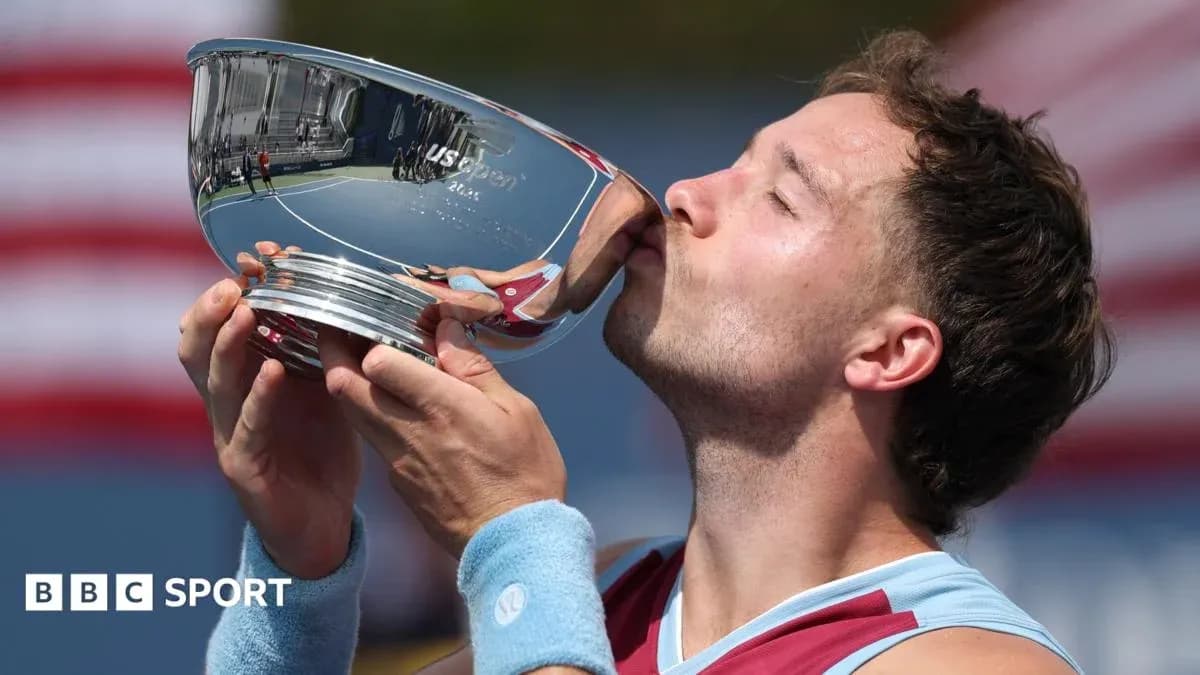 Jugador besando trofeo del US Open 2023 Jugador besando trofeo del US Open 2023