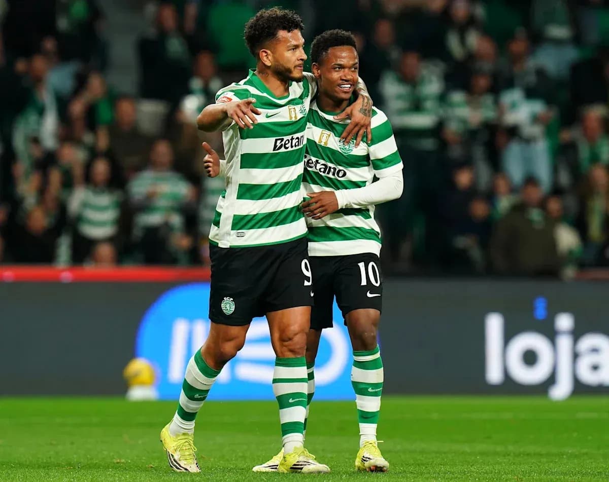 Jugadores de Sporting CP celebrando un gol juntos Jugadores de Sporting CP celebrando un gol juntos