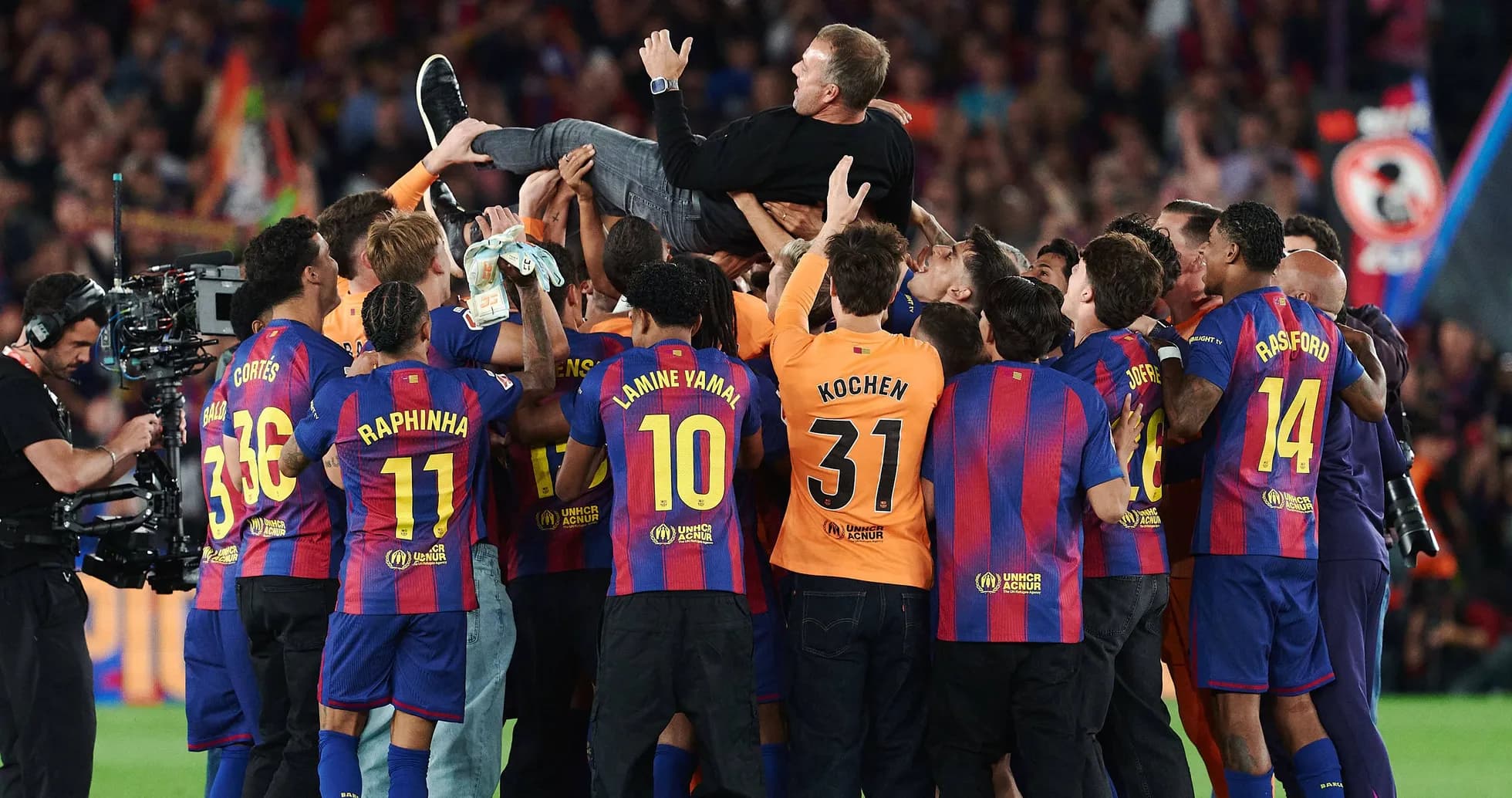 Jugadores del FC Barcelona levantando a su entrenador Jugadores del FC Barcelona levantando a su entrenador