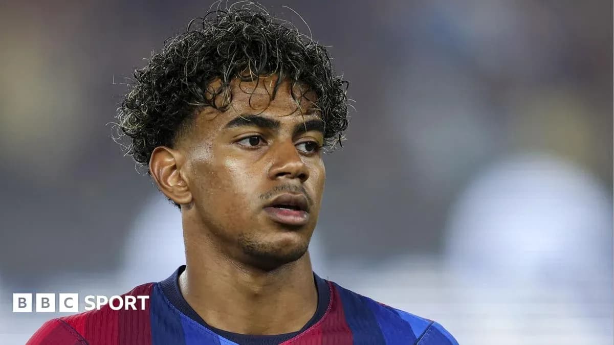 Jugador de Barcelona con camiseta de equipo en el campo Jugador de Barcelona con camiseta de equipo en el campo