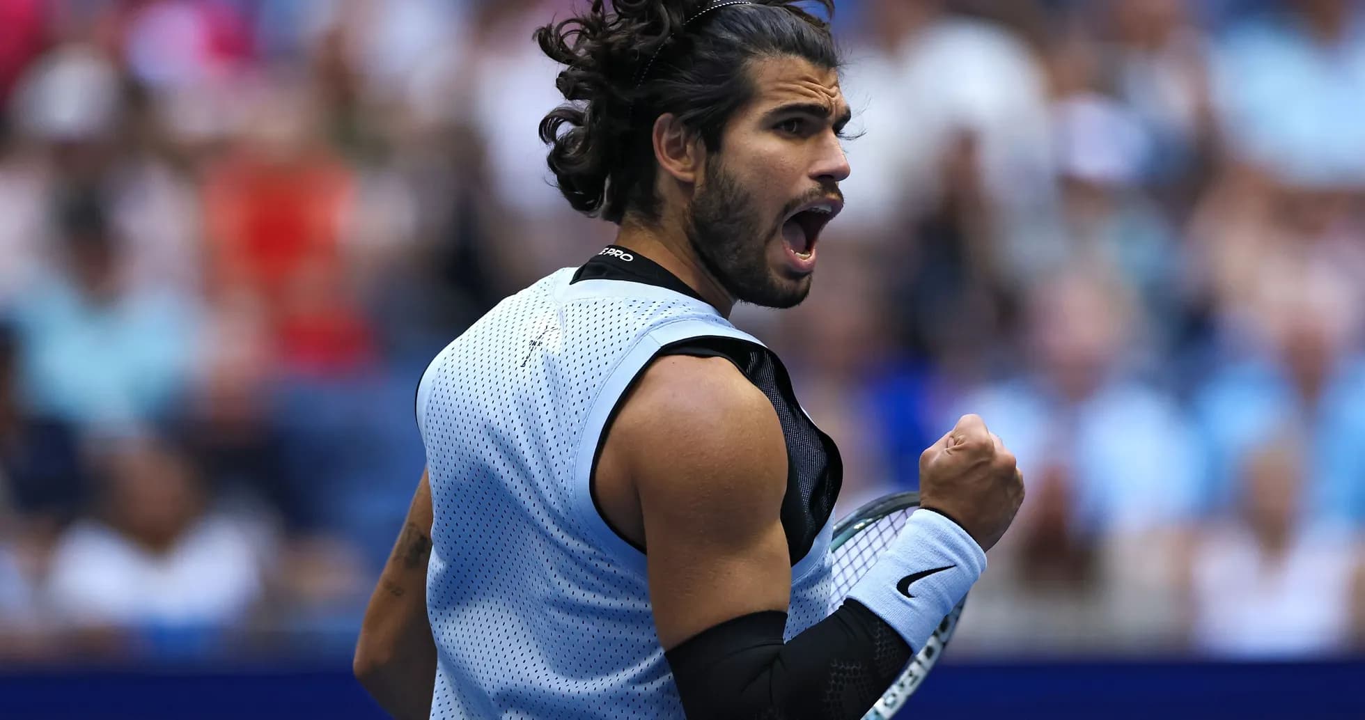 Jugador de tenis celebrando un punto en la cancha Jugador de tenis celebrando un punto en la cancha