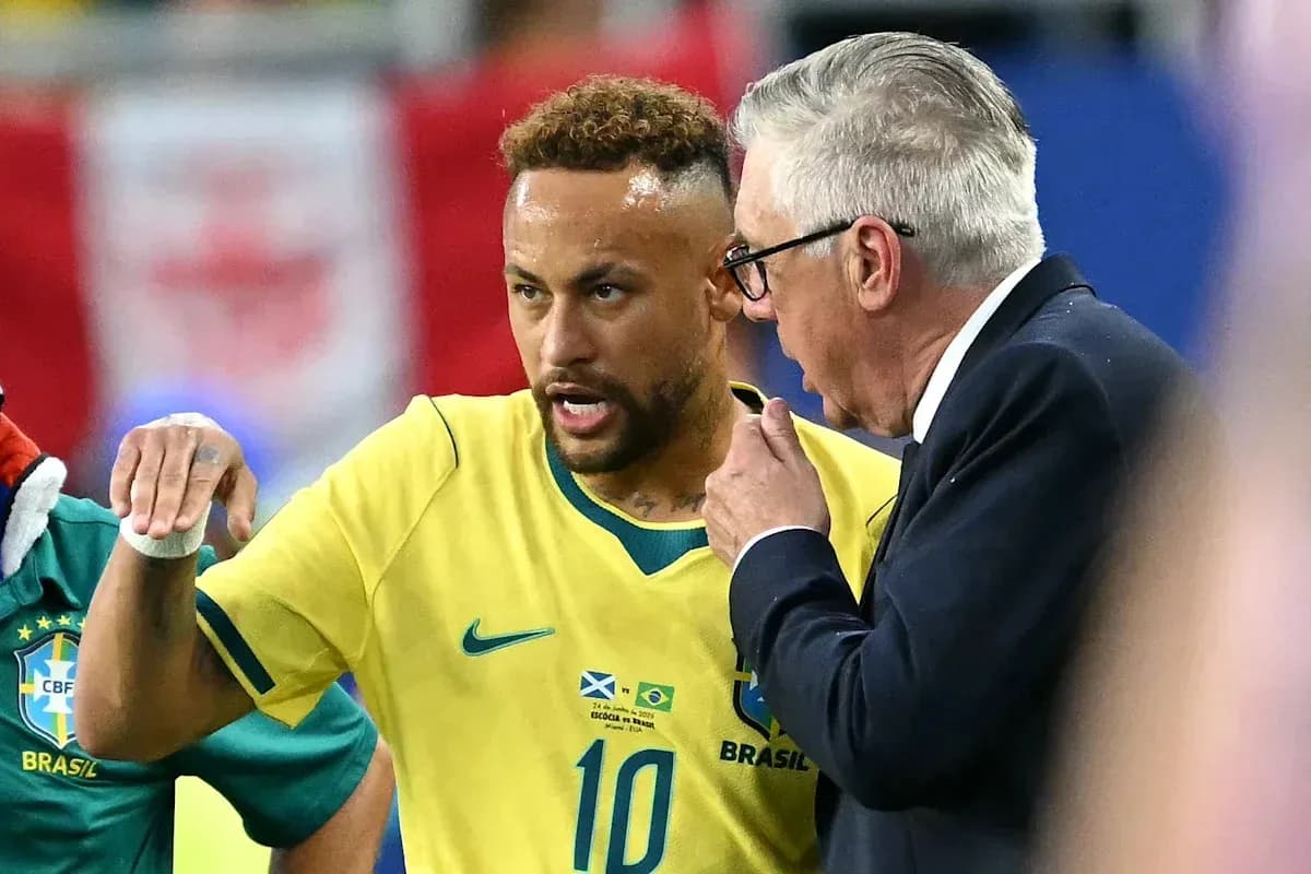 Neymar conversando con el entrenador durante el partido Neymar conversando con el entrenador durante el partido