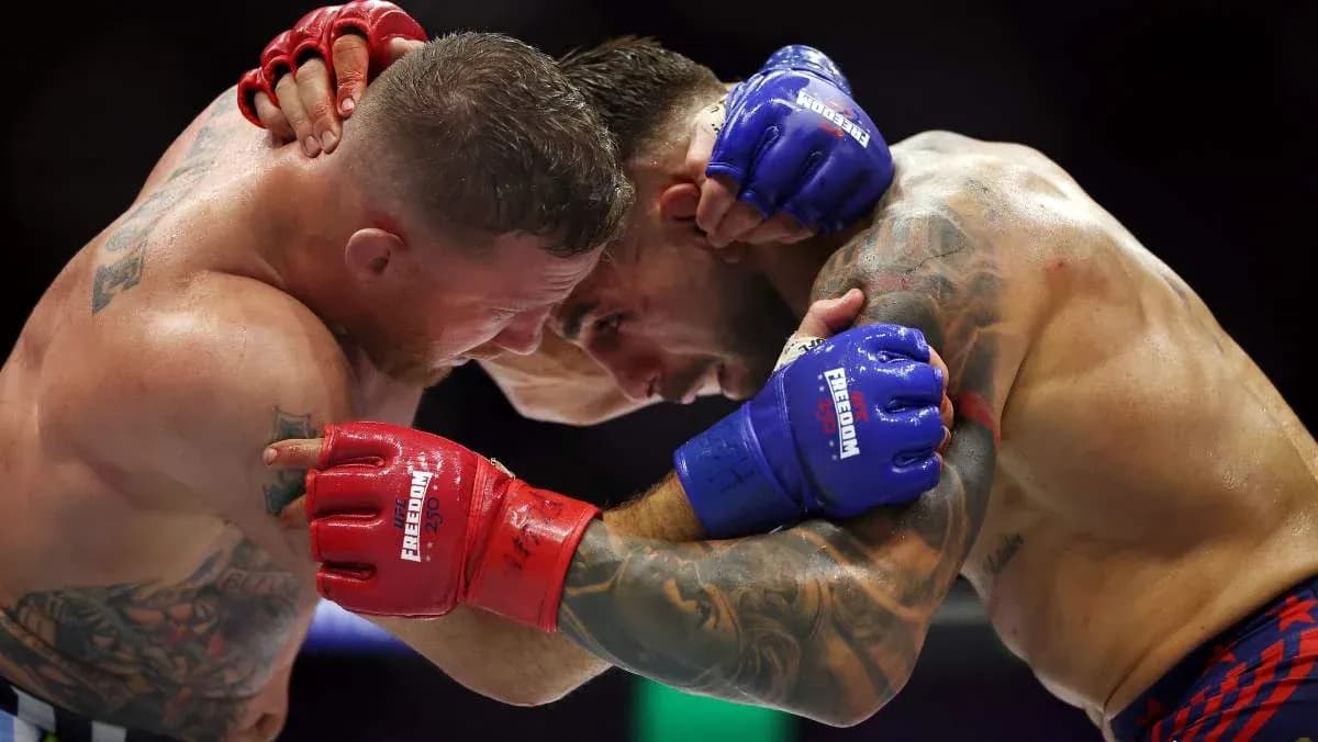 Dos luchadores en un combate de grappling en ring Dos luchadores en un combate de grappling en ring