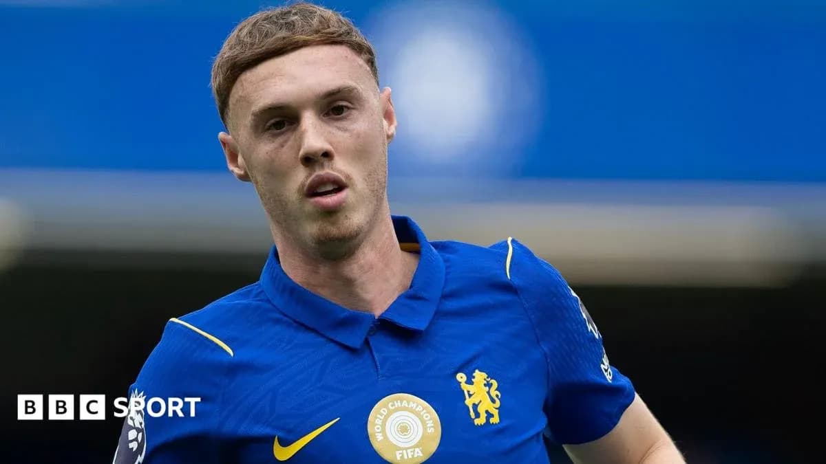 Jugador de Chelsea con camiseta azul en el campo Jugador de Chelsea con camiseta azul en el campo