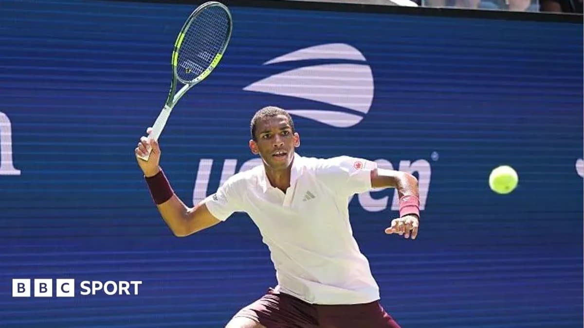 Jugador golpeando una pelota de tenis en la cancha Jugador golpeando una pelota de tenis en la cancha