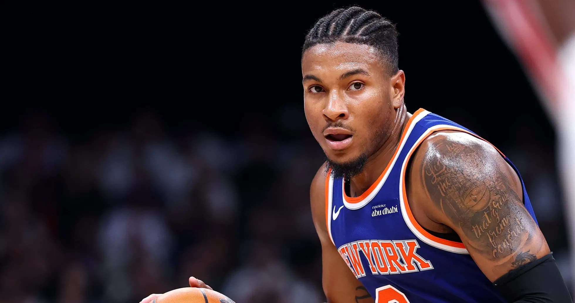 Jugador de baloncesto con balón en la mano Jugador de baloncesto con balón en la mano