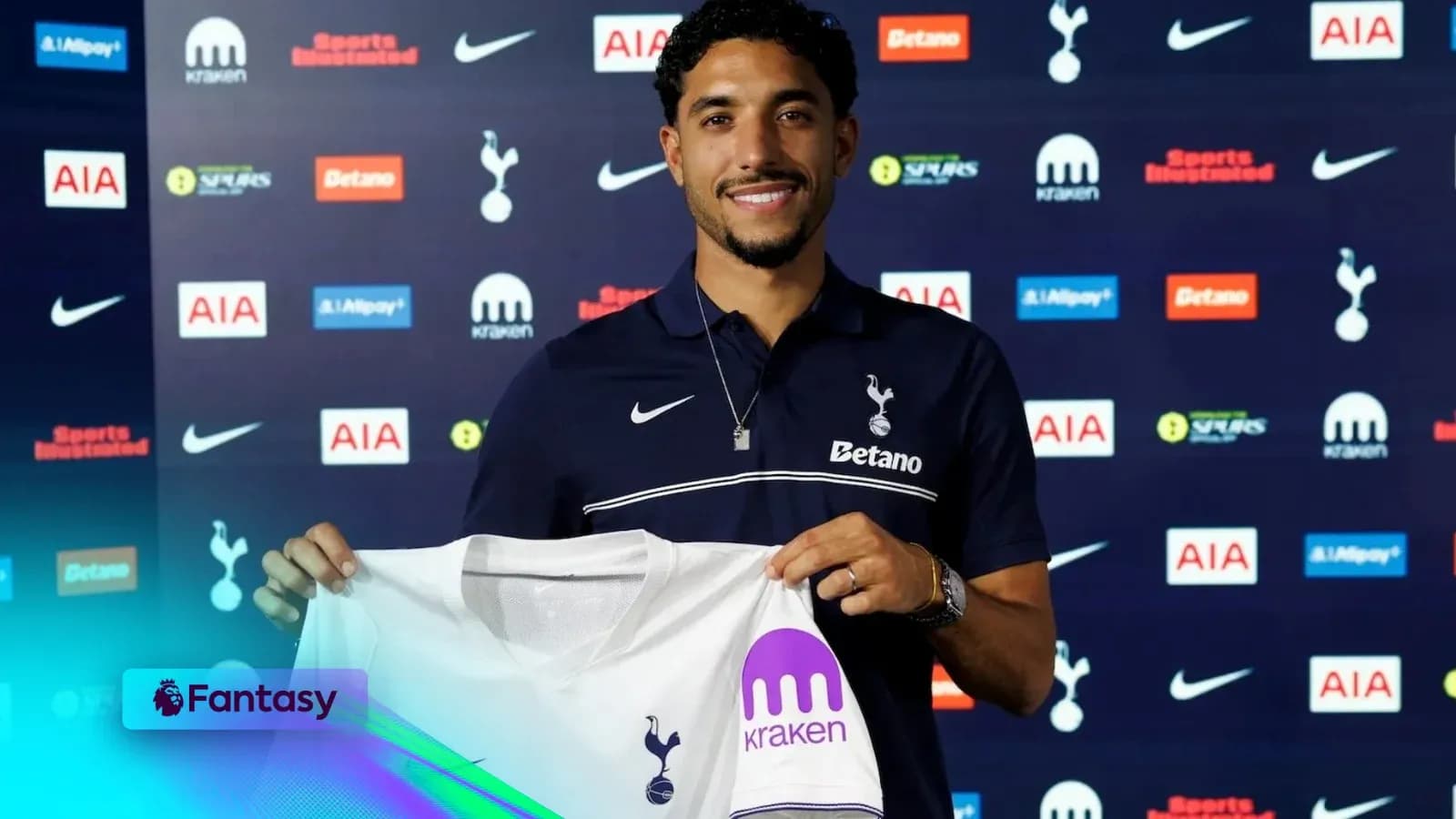 Jugador presenta camiseta de Tottenham en conferencia Jugador presenta camiseta de Tottenham en conferencia