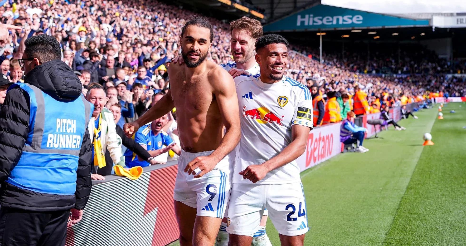 Jugadores de Leeds celebrando un gol Jugadores de Leeds celebrando un gol