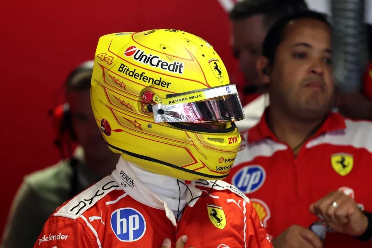Piloto con casco amarillo en garaje de Ferrari Piloto con casco amarillo en garaje de Ferrari