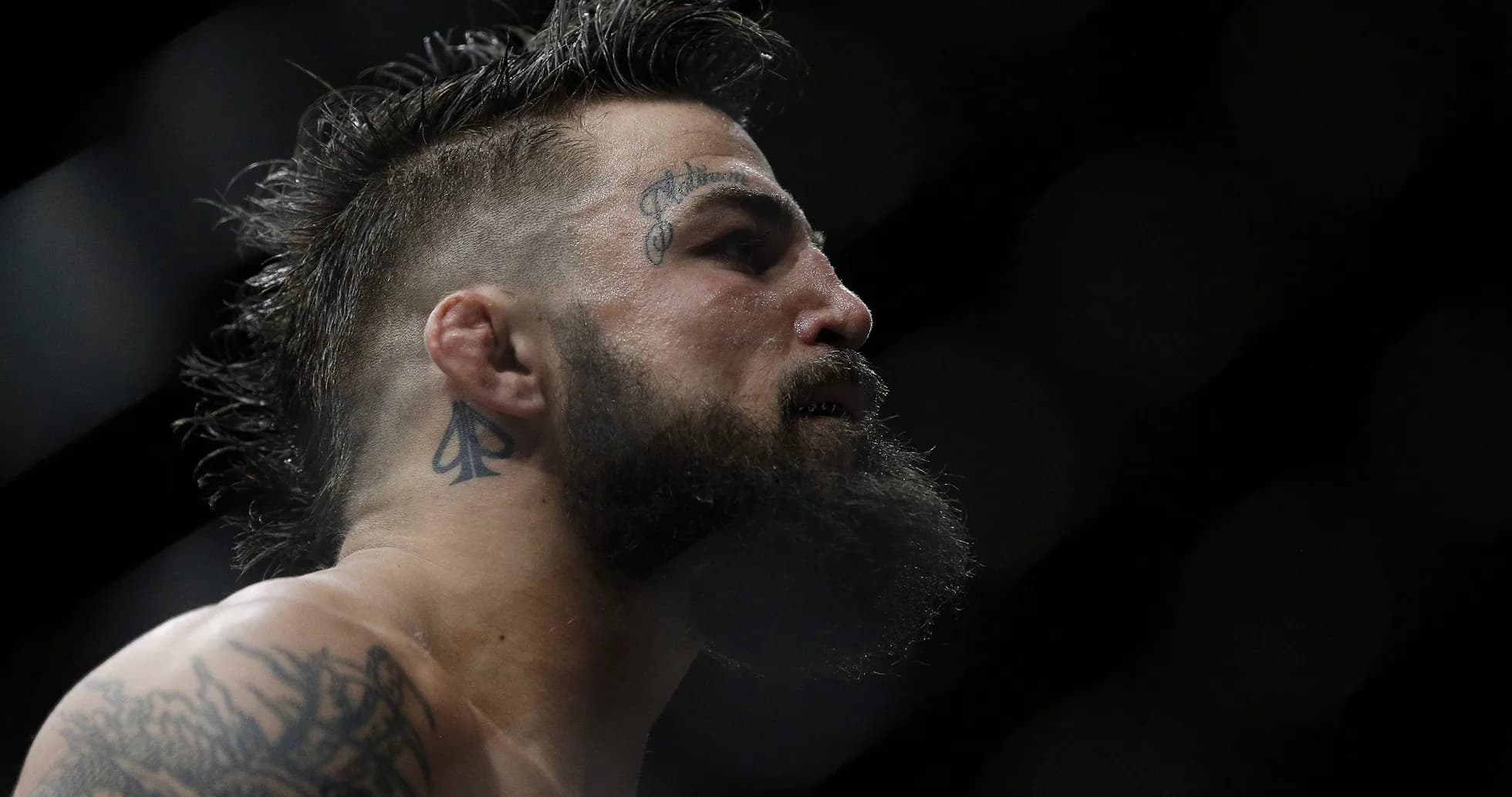 Luchador con barba y tatuajes en el rostro Luchador con barba y tatuajes en el rostro