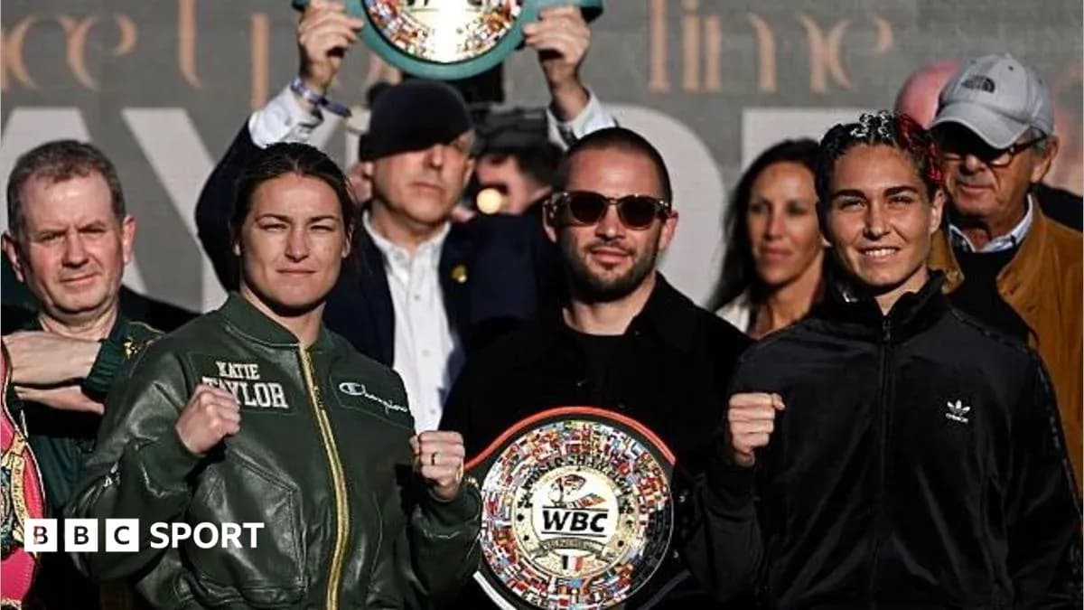 Katie Taylor y rival posando con cinturones WBC Katie Taylor y rival posando con cinturones WBC