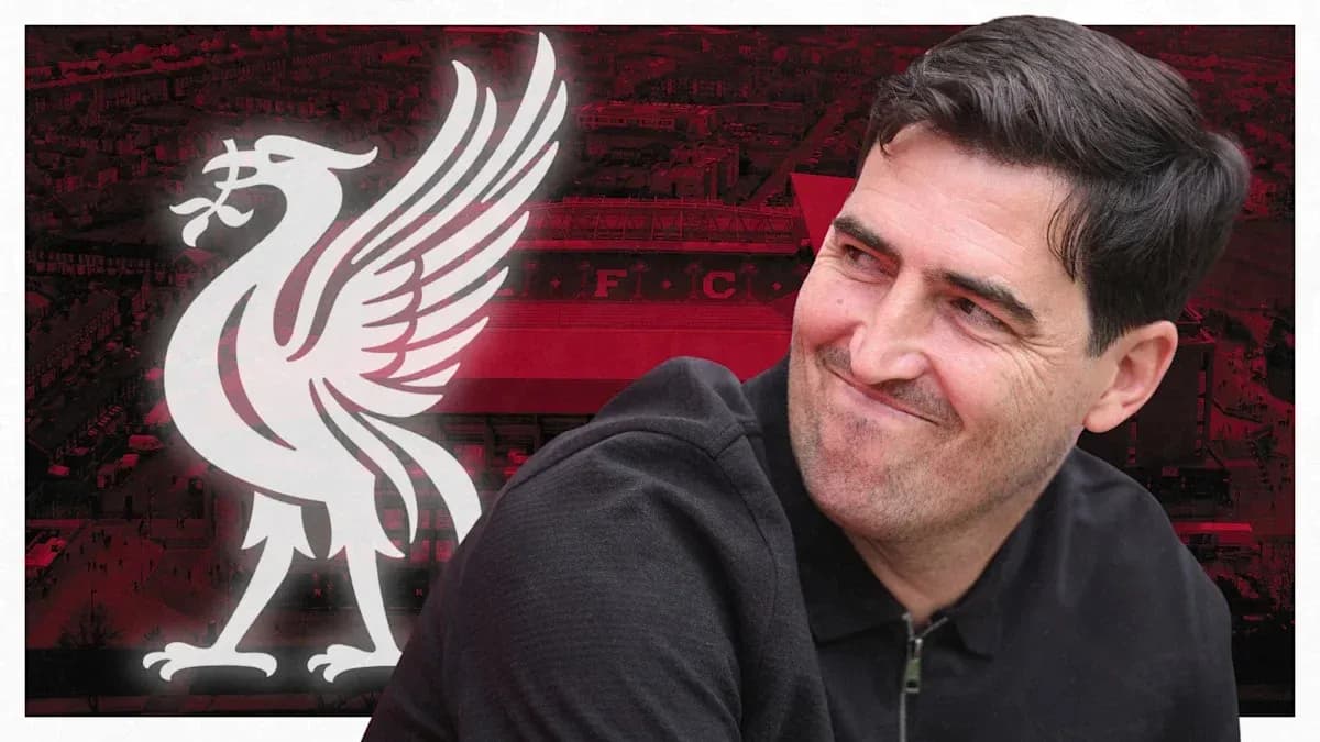 Entrenador sonriendo con fondo del estadio Liverpool Entrenador sonriendo con fondo del estadio Liverpool