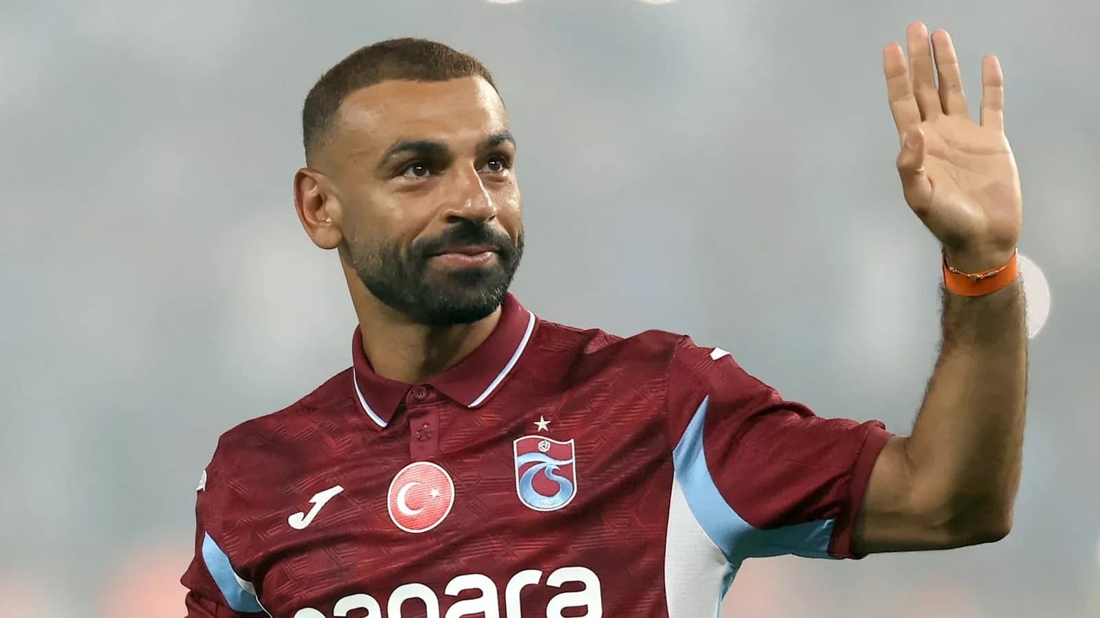 Jugador saludando con camiseta de Trabzonspor Jugador saludando con camiseta de Trabzonspor