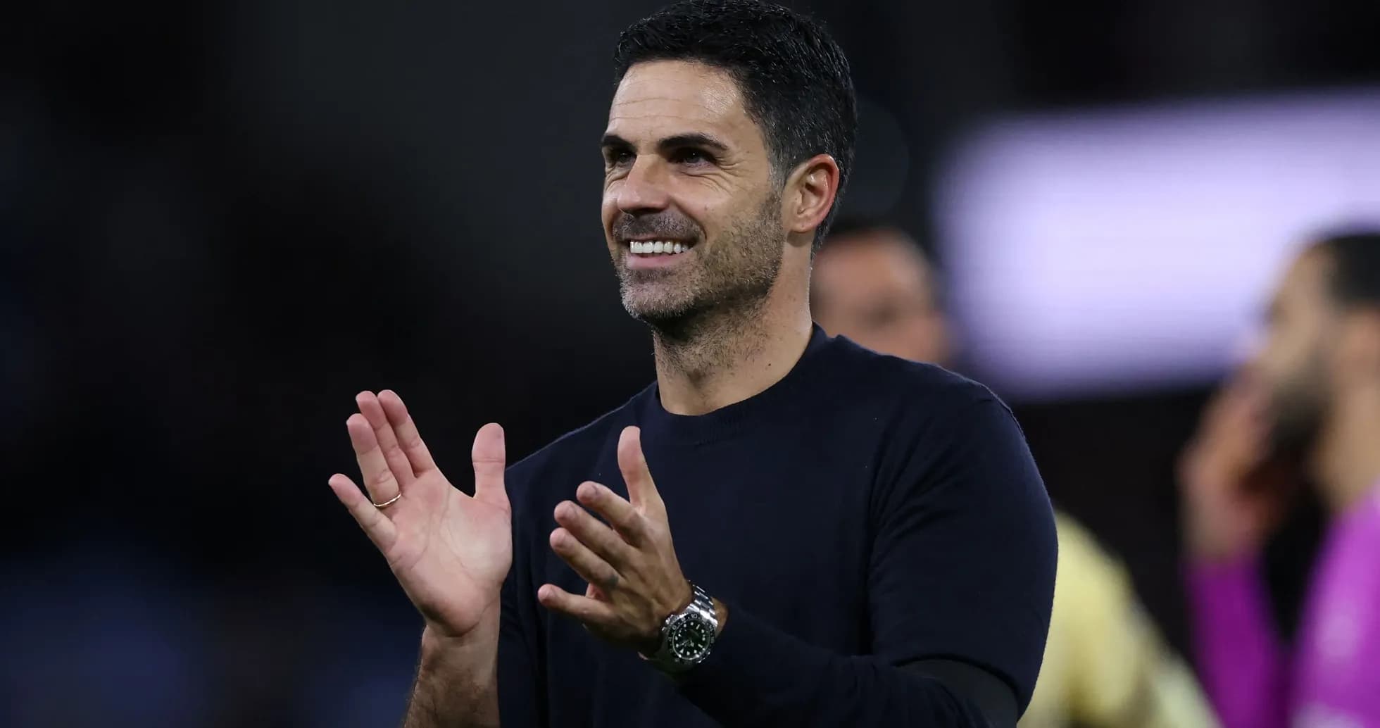 Entrenador aplaudiendo durante el partido Entrenador aplaudiendo durante el partido