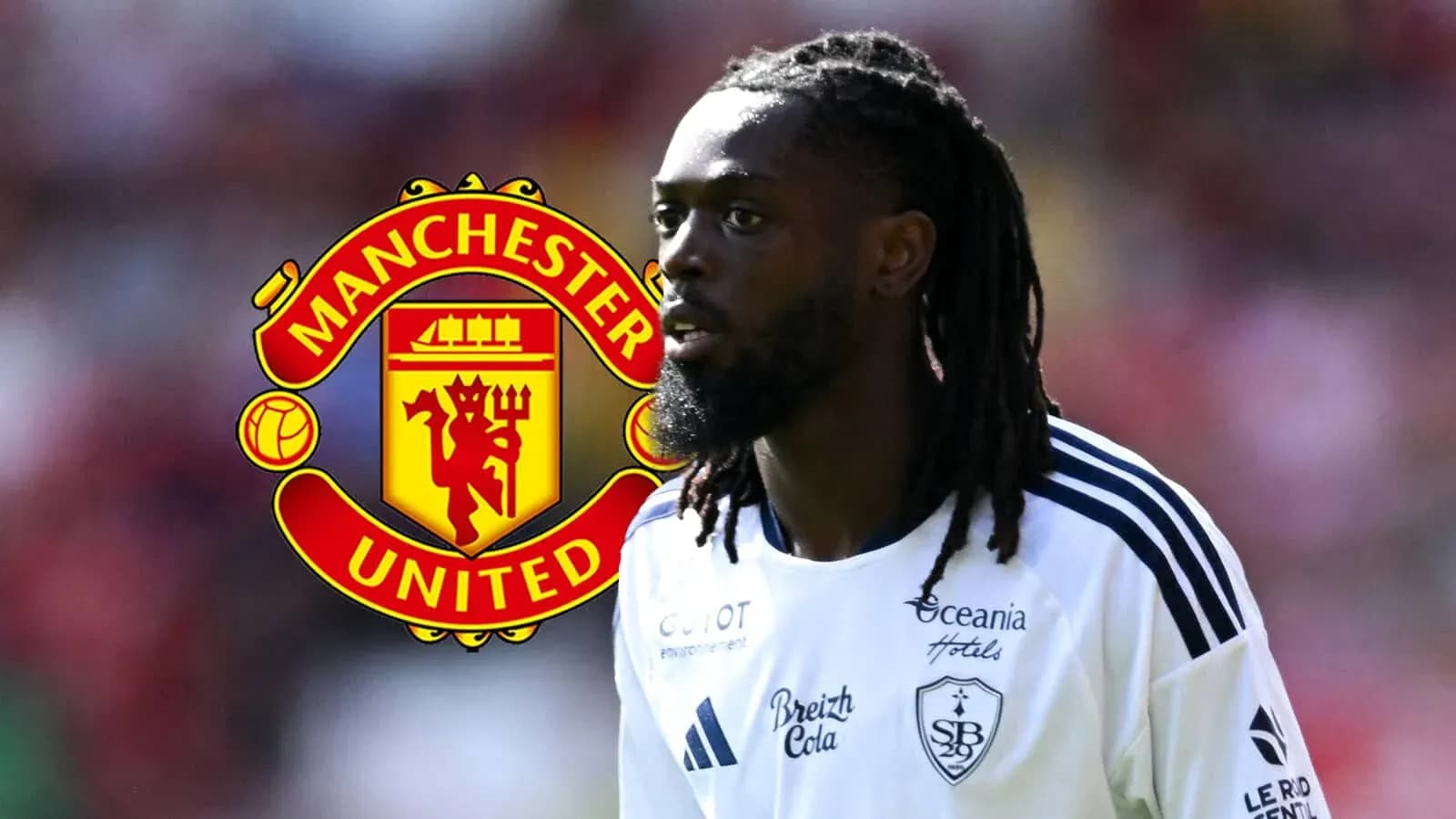 Jugador en primer plano con logo de Manchester United Jugador en primer plano con logo de Manchester United