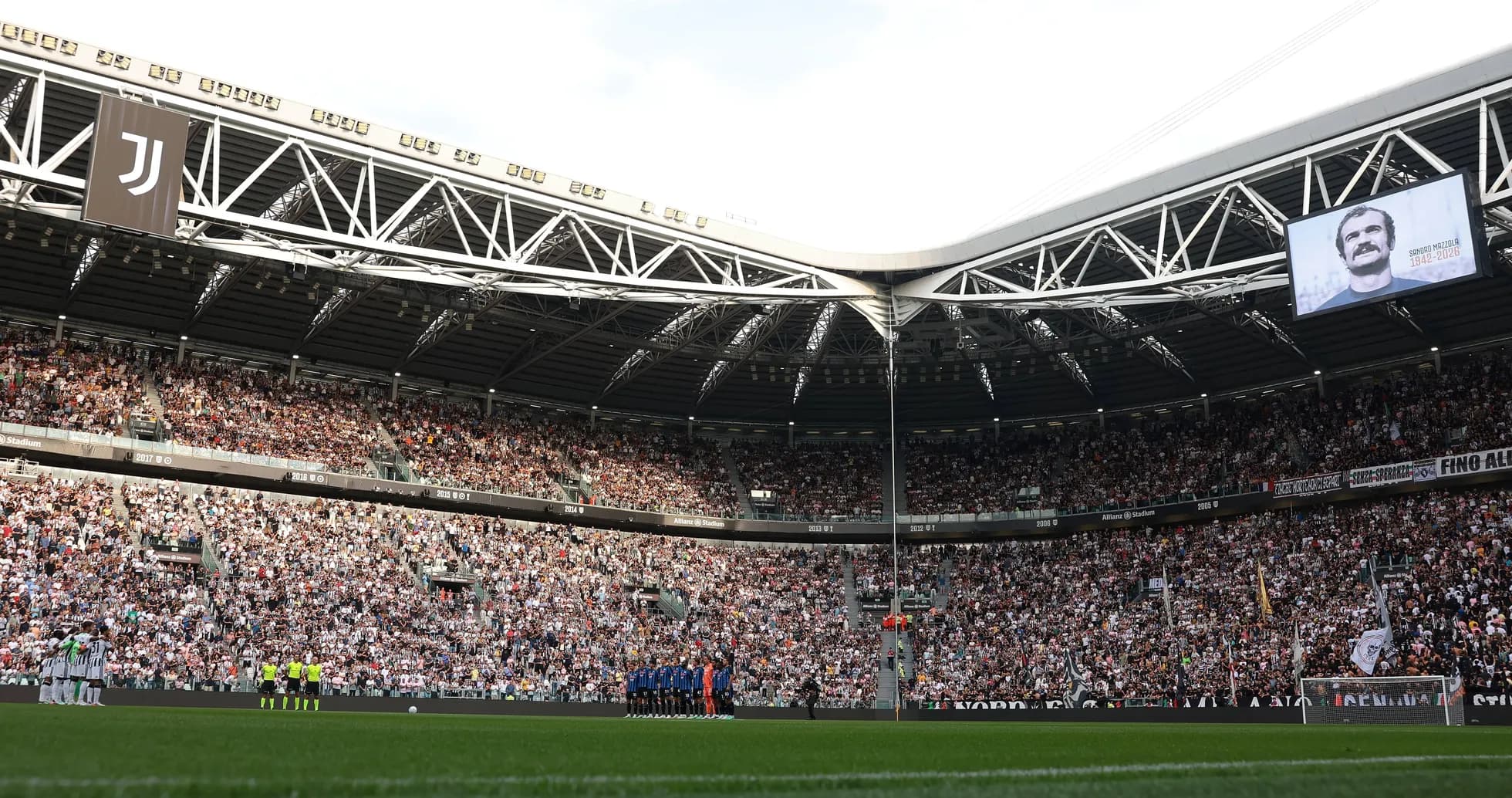 Jugadores de Juventus rindiendo homenaje en el estadio Jugadores de Juventus rindiendo homenaje en el estadio