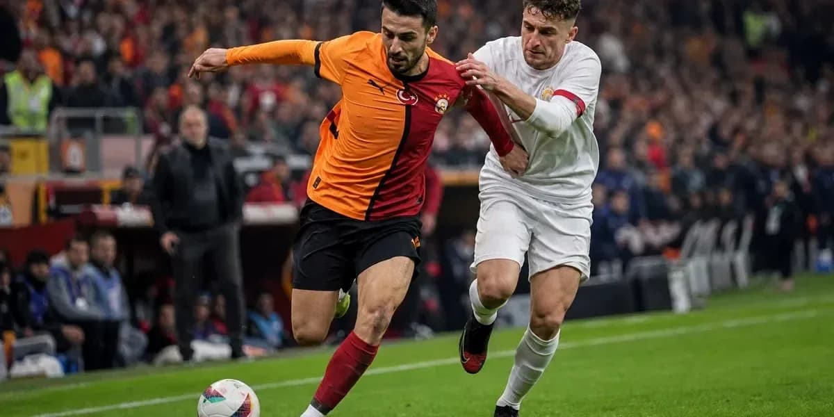 Jugador de Galatasaray siendo marcado por oponente Jugador de Galatasaray siendo marcado por oponente