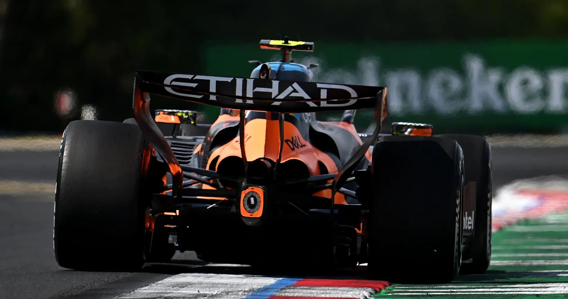 Coche de Fórmula 1 de McLaren en pista Coche de Fórmula 1 de McLaren en pista
