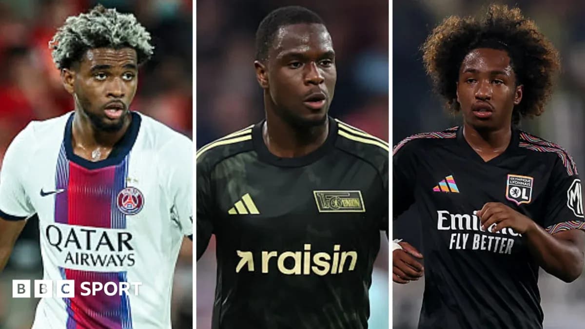 Tres jugadores de fútbol en acción durante partidos Tres jugadores de fútbol en acción durante partidos