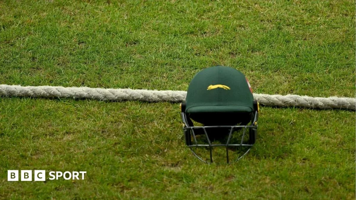 Casco de cricket sobre la hierba junto a una cuerda Casco de cricket sobre la hierba junto a una cuerda