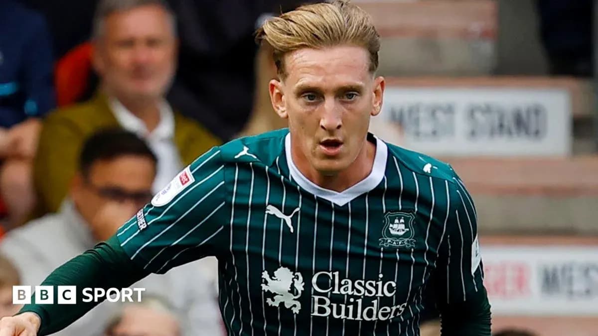 Jugador de Plymouth Argyle corriendo por el campo Jugador de Plymouth Argyle corriendo por el campo