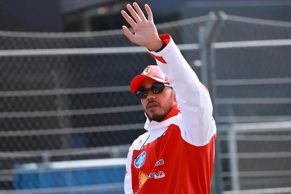 Piloto saludando en el circuito de Fórmula 1 Piloto saludando en el circuito de Fórmula 1