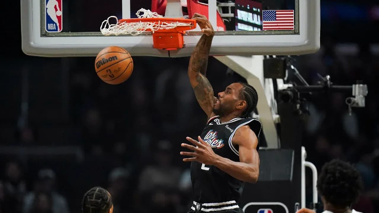 Jugador de los Clippers realizando un mate Jugador de los Clippers realizando un mate