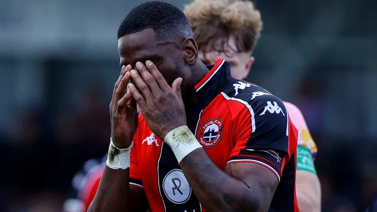 Jugador con camiseta de Truro City cubriendo su rostro Jugador con camiseta de Truro City cubriendo su rostro